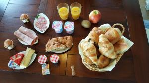 - une table avec un petit-déjeuner dans l'établissement Le Puy d'Ance, à Chastreix