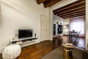 A television and/or entertainment center at Molino Stucky Apartment Wi-Fi R&R