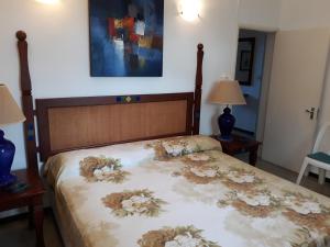 ein Schlafzimmer mit einem Bett mit Blumen darauf in der Unterkunft VILLA OASIS in Blue Bay