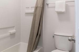 Koupelna v ubytování Motel 6-Bryan, TX - University Area
