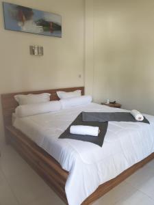 ein Schlafzimmer mit 2 Betten und Handtüchern darauf in der Unterkunft Gio's Place in Labuan Bajo