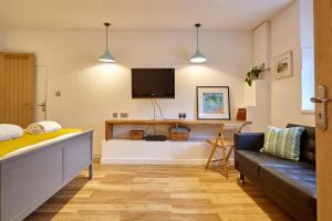 Posezení v ubytování The Mural - City Centre - Your Apartment