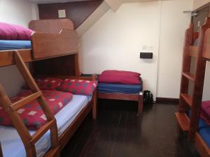 Gulta vai gultas numurā naktsmītnē Aille River Tourist Hostel and Camping Doolin