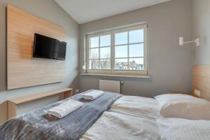 ソポトにあるGrand Apartments - Patio Mare Apartmentsのベッドルーム(ベッド1台、薄型テレビ付)