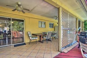 un porche cubierto con mesa y sillas en Quaint Central Miami Bungalow 10 Mi to Mid-Beach! en Miami