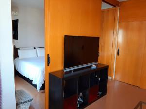 - une chambre avec un lit et une télévision à écran plat dans l'établissement Barceló Cornellà, à Cornellà de Llobregat