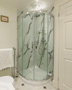 baño con ducha y puerta de cristal en Old Hall Hotel, en Buxton