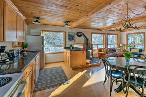 cocina y sala de estar con mesa y sillas en Mysty Mountain Cabin on River Near Stevens Pass!, en Skykomish