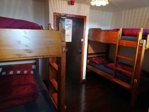 Divstāvu gulta vai divstāvu gultas numurā naktsmītnē Aille River Tourist Hostel and Camping Doolin