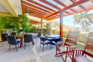 un patio con mesa, sillas y el océano en Bahia Pez Vela Villa en Ocotal
