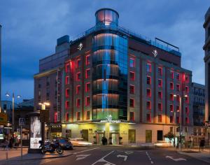 un edificio con luci rosse sulla parte anteriore di Hotel Santo Domingo a Madrid