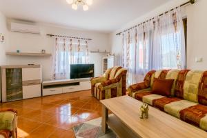 TV a/nebo společenská místnost v ubytování Relaxing apartment Josip - peaceful area