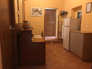 een kamer met een keuken met een koelkast en een tafel bij San Daniele Bundi House in Rome