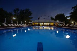 Bazén v ubytování Sun Beach Hotel nebo v jeho okolí
