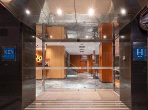 托爾托薩的住宿－貝倫格爾四世酒店，透过玻璃门进入走廊,欣赏美景