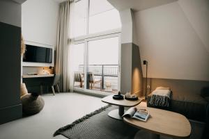 カトザント・バートにあるStrandhotelのリビングルーム(ベッド1台、テーブル付)