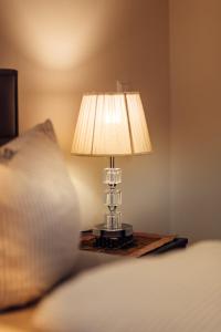 eine Lampe auf einem Tisch neben einem Kissen in der Unterkunft Hotel und Restaurant Peking in Riesa