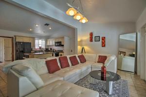 uma sala de estar com um sofá branco e uma mesa em Miami Home with Screened-in Pool Mins from Zoo! em Miami