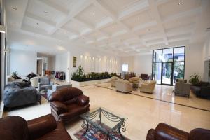 un grand salon avec des fauteuils et des canapés en cuir dans l'établissement Herakles Thermal Hotel, à Pamukkale