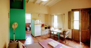 eine Küche mit einem Kühlschrank und einem Tisch im Zimmer in der Unterkunft apartamento VINTAGE LU in Merlo