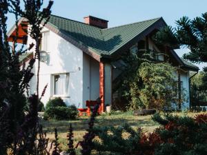 OkonekにあるGospodarstwo Agroturystyczne Anielinの屋根の家