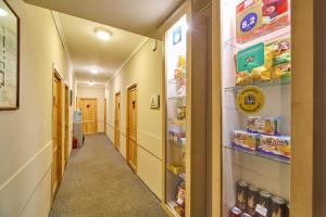 un corridoio in un ospedale con cibo nel frigo di Halva Hotel Polyanka a Mosca