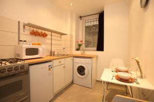 A cozinha ou cozinha compacta de Kahwa Central Apartments