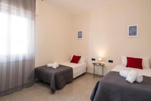 a bedroom with two beds and a window at Alquiler apartamento en Pals in Pals