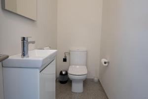 Ένα μπάνιο στο Alquiler apartamento en Pals +10 φωτογραφίες