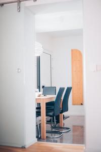 una sala de conferencias con mesa de madera y sillas en Moderne 2-Zimmer Wohnung, en Gratwein