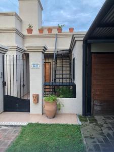 una casa blanca con una puerta negra y una puerta en Casa Villa en Córdoba