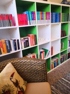 ein Bücherregal voller Bücher in einer Bibliothek in der Unterkunft Landhotel Saar-Mosel in Tünsdorf