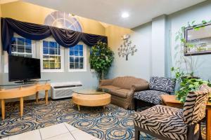 Zona d'estar a Microtel Inn & Suites by Wyndham Riverside