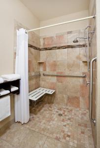 Ванна кімната в Holiday Inn Express & Suites Aberdeen, an IHG Hotel