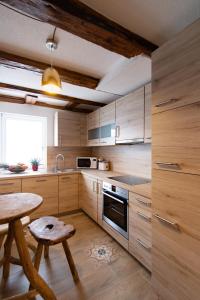 a kitchen with wooden cabinets and a wooden table and a table sidx sidx at Appartamenti Quattro Ducati in Göppingen
