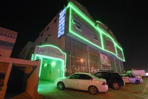 un edificio con auto parcheggiate di fronte di Al Eairy Apartments - Al Riyad 4 a Riyad