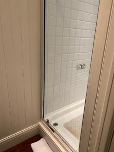 A bathroom at Forest Hotel 