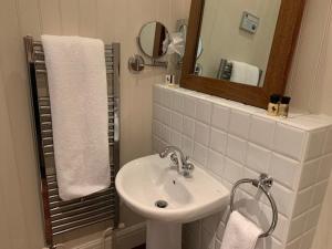 A bathroom at Forest Hotel 