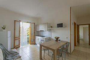 a kitchen and dining room with a table and chairs at Residence Borgo Latino- Localo in Torre dell'Orso