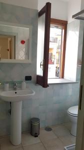 Salle de bains dans l'établissement AL LARGO Casa Vacanze Holiday Apt Pozzuoli Centro Porto