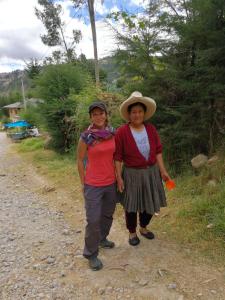 twee vrouwen staan op een onverharde weg bij Casa Mirita in Cajamarca