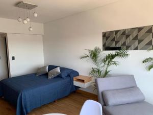 1 dormitorio con 1 cama y 1 silla en BUENOS AIRES BEST SKYSCRAPER en Buenos Aires