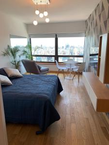 1 dormitorio con 1 cama grande, mesa y sillas en BUENOS AIRES BEST SKYSCRAPER en Buenos Aires