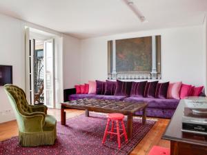 - un salon avec un canapé violet et une table dans l'établissement Residentas Apostolos, à Lisbonne