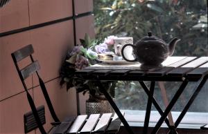 ボローニャにあるBED in BO Saragozzaの急須とカップが置かれたテーブル