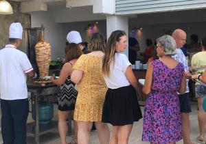 een groep mensen die in een keuken eten klaarmaken bij Sunpoint Hotel Bodrum in Bodrum City
