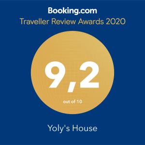 un signo que lee premios de revisión de viajeros contra un círculo amarillo en Yoly's House, en Caraz