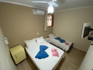 Katil atau katil-katil dalam bilik di Pousada Golden House - Próxima ao Thermas no Centro de Aguas