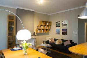 - un salon avec un canapé et une table dans l'établissement Charming Apartments near Avenue Louise, à Bruxelles