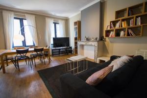 uma sala de estar com um sofá e uma mesa em Charming Apartments near Avenue Louise em Bruxelas